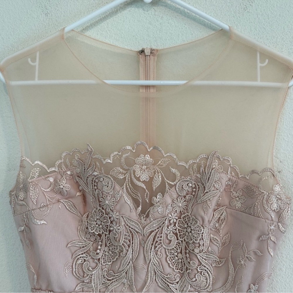 💖 Maniju. Chic Floral Lace Dress with Sheer Neckline, Medium